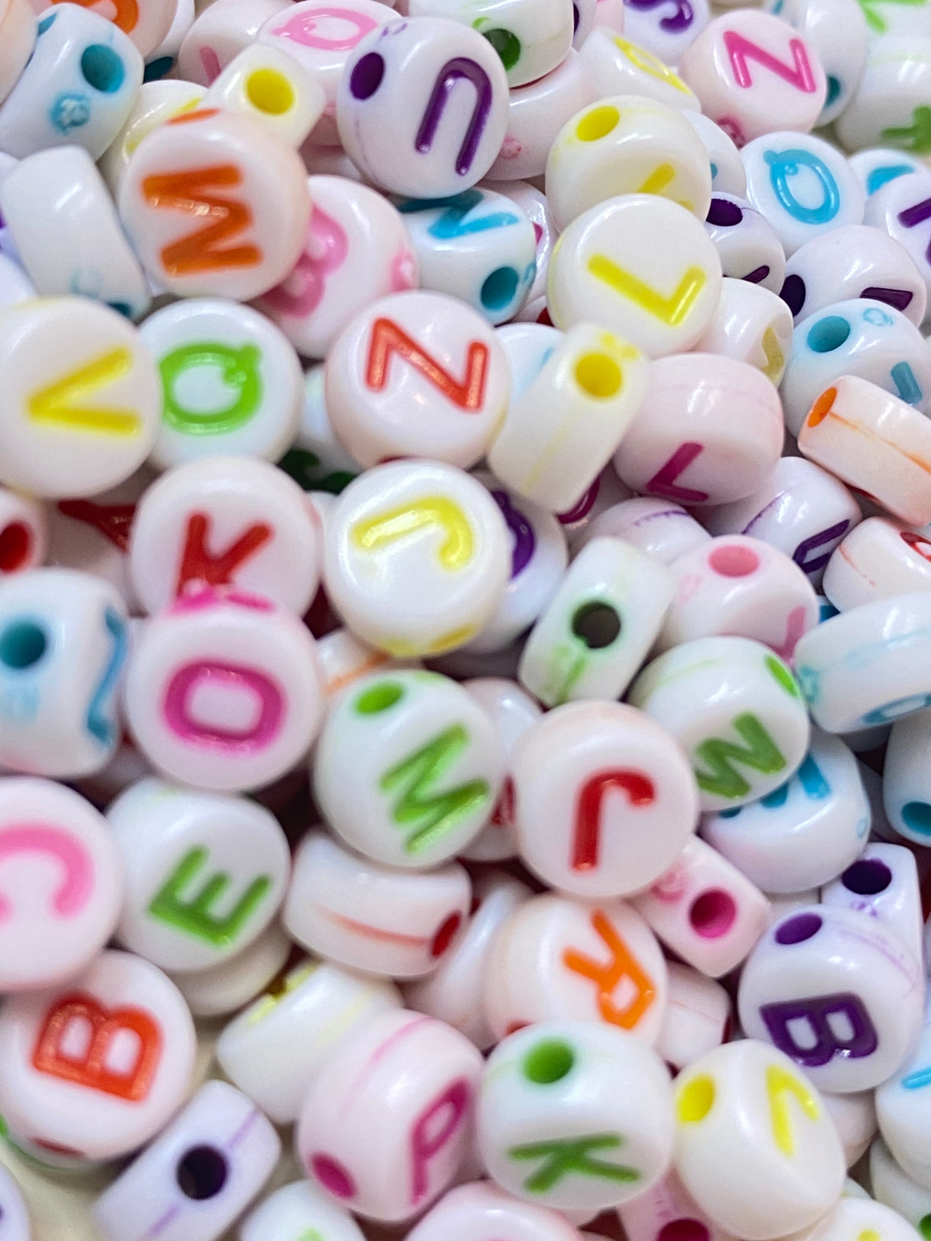 Cuentas de letras blancas con colores