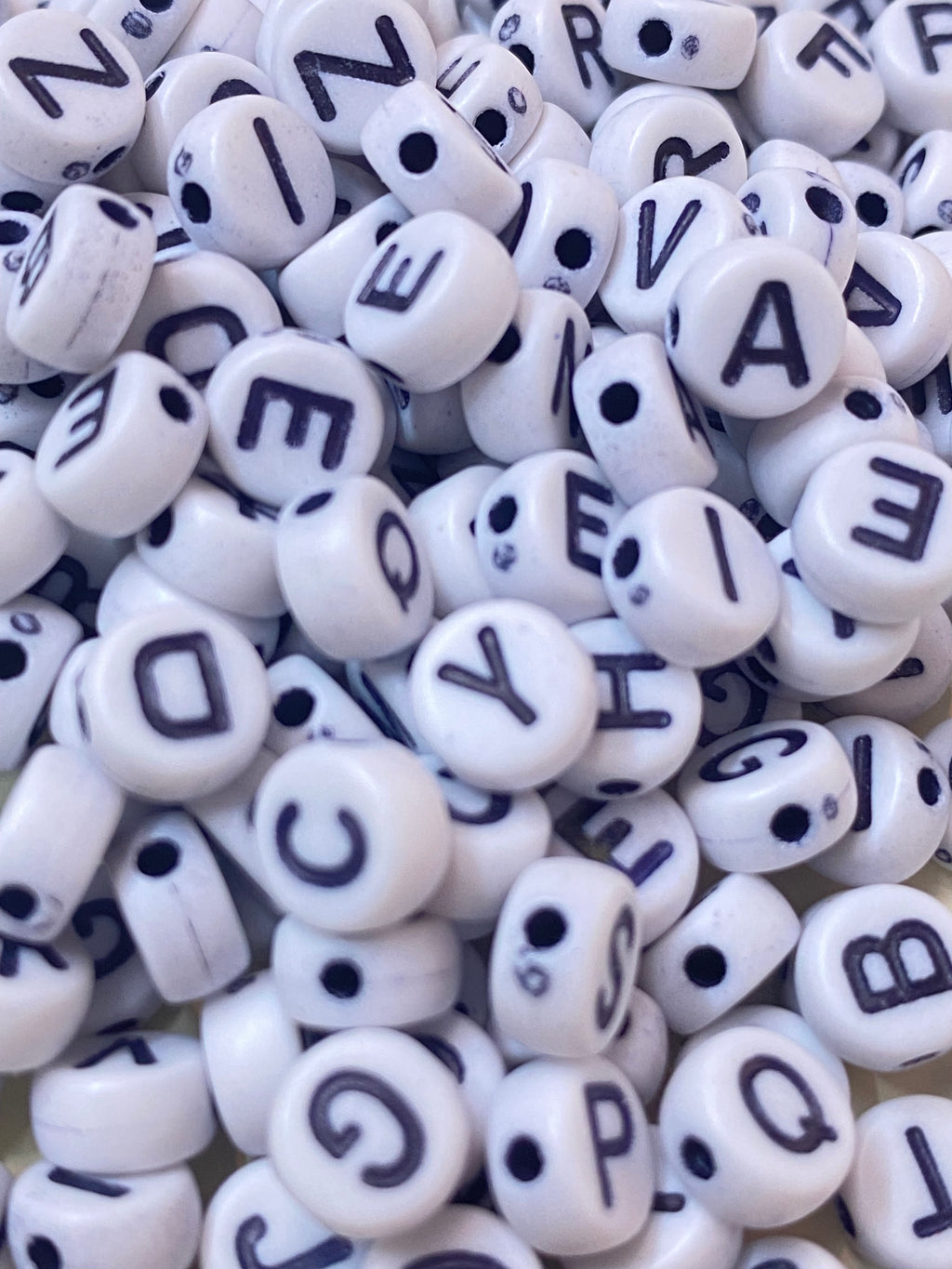 Cuentas de letras redondas blancas con negro