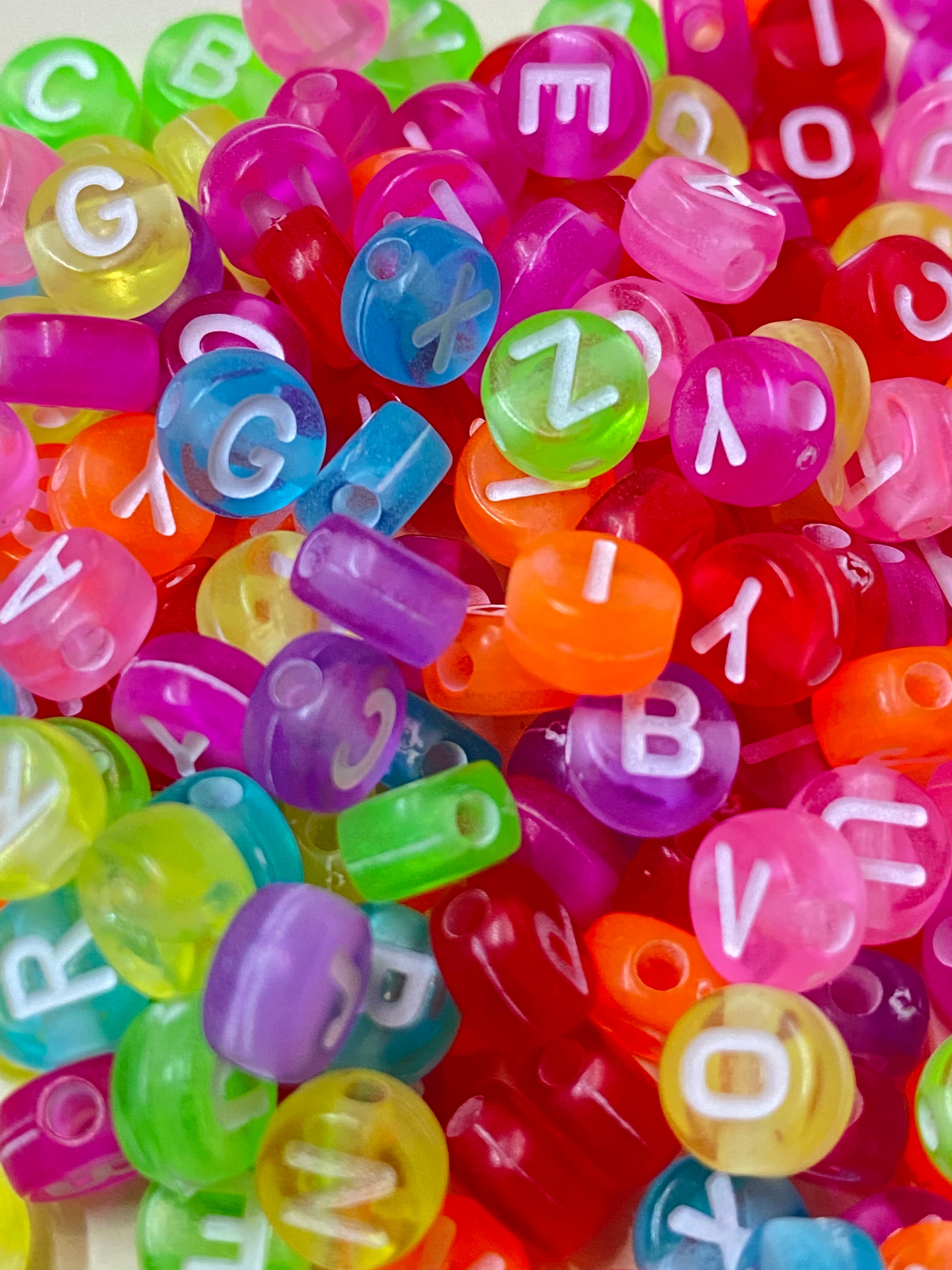 Cuentas de letras coloridas traslúcidas