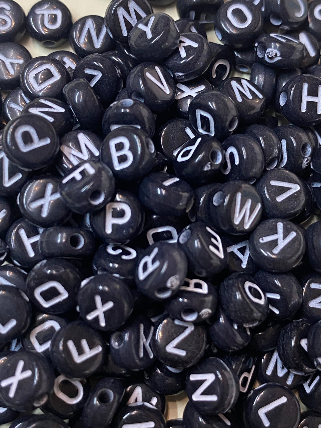 Cuentas de letras negras con blanco