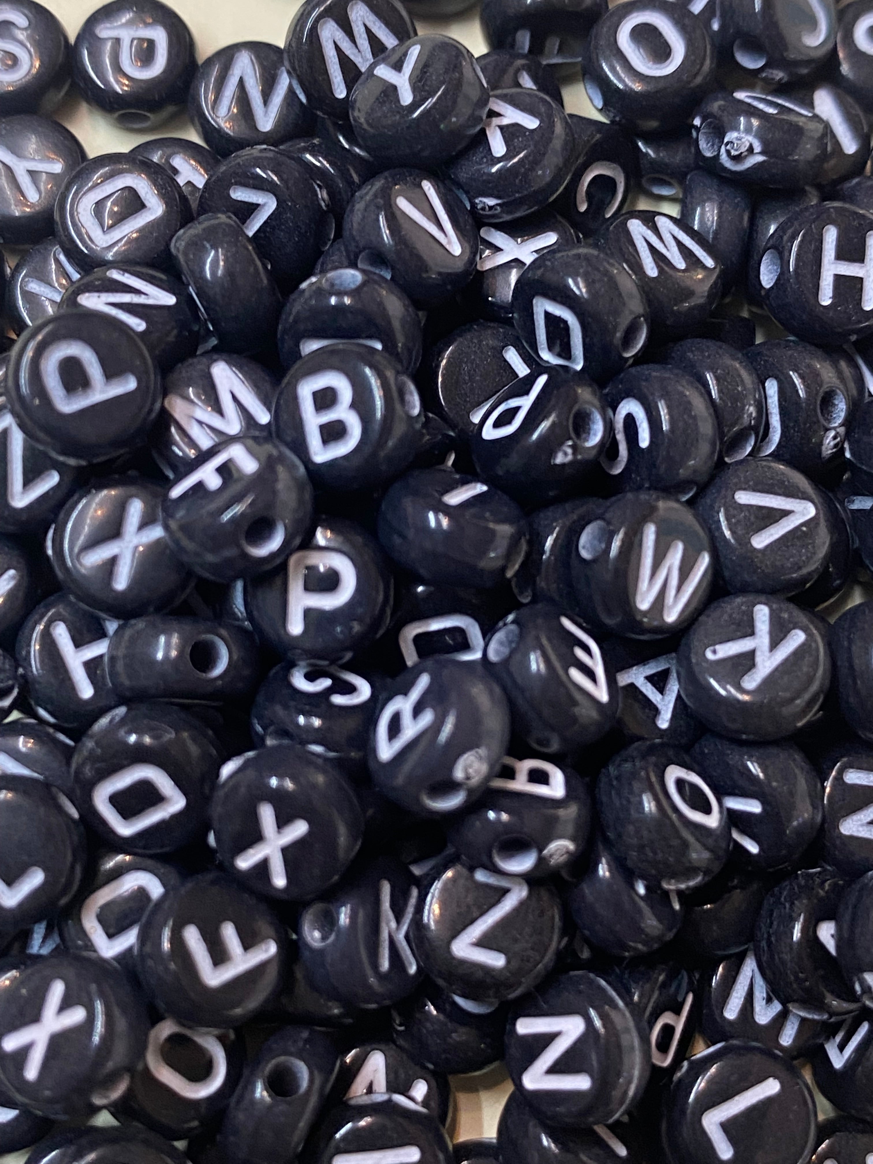 Cuentas de letras negras con blanco